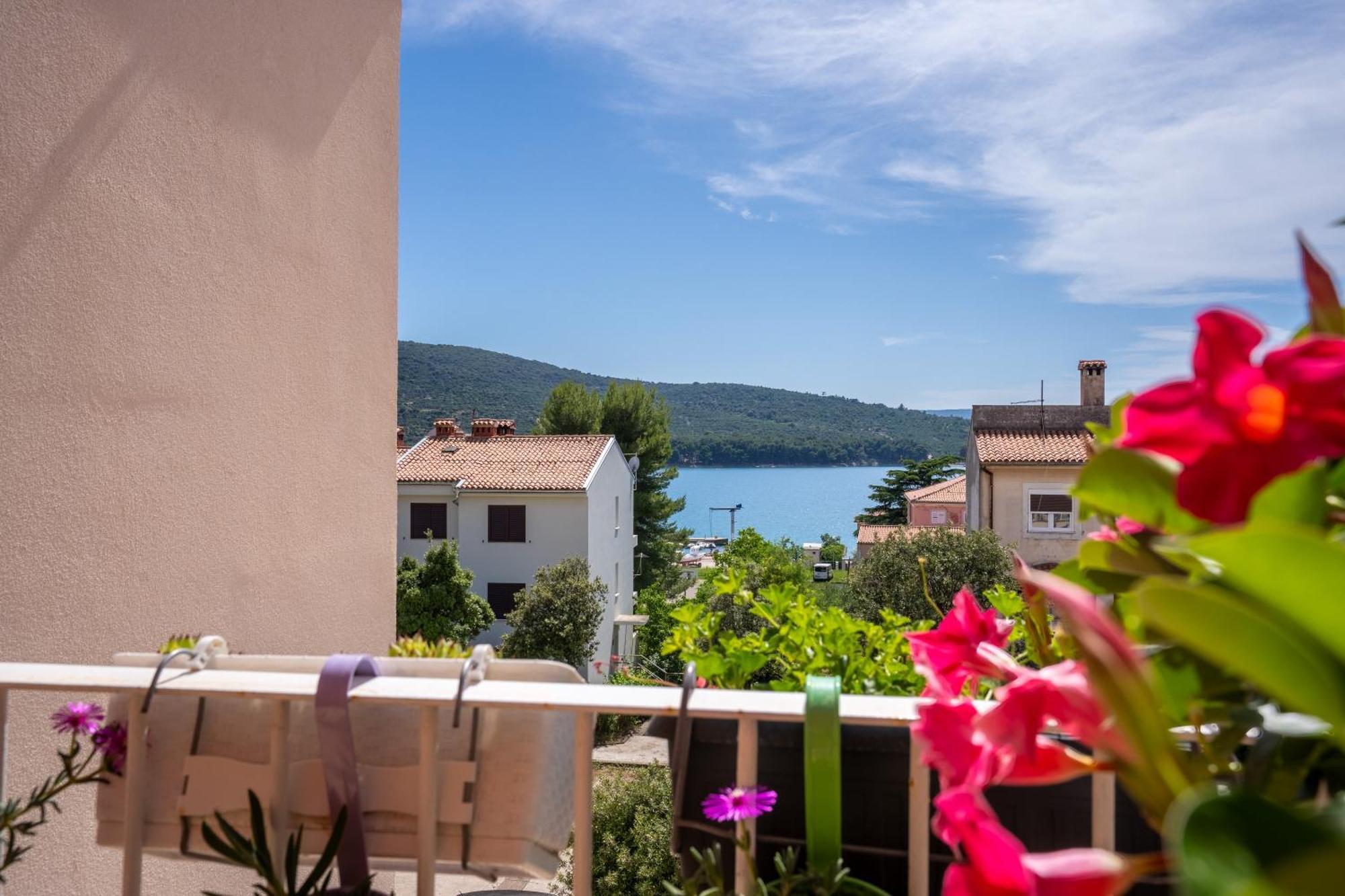 Apartman Laura Cres Exterior photo